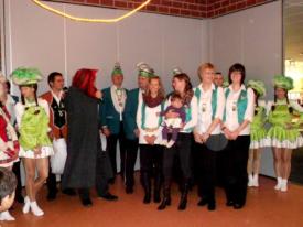 Bildmitte von links: Bürgermeister Thomas Probst als Teufel verkleidet, Stephanie Neubert, Michelle Stiehler mit Baby Ida, Janine und Stephanie Hirsch Bildmitte von links: Bürgermeister Thomas Probst als Teufel verkleidet, Stephanie Neubert, Michelle Stiehler mit Baby Ida, Janine und Stephanie Hirsch